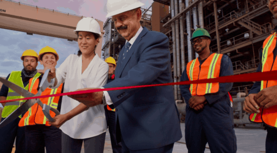 construction-professionals-cut-ribbon